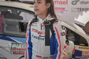 Diva Zahra, pereli wanita, mahasiswa S2 Fakultas Hukum UI, Kejurnas Sprint Rally, Putaran 3, POJ City Semarang, Sirkuit POJ City, Jawa Tengah, 31 Mei - 1 Juni 2025, shakedown, Special Stage (SS), Kelas F2, mesin 1301-1600cc, penggerak dua roda, performa mobil, spesifikasi kendaraan, lintasan gravel, tikungan twisty, permukaan tanah keras, permukaan pasir licin, jumping dan deep, trek lurus, kecepatan 150 km/jam, layout sirkuit, panjang 4,6 km, flow sirkuit, motivasi, target juara, optimisme, fokus dan konsentrasi, tantangan pereli, Pertamax Turbo, Fastron, Telkomsel, Digiroad, Enervon Active, Tekiro.