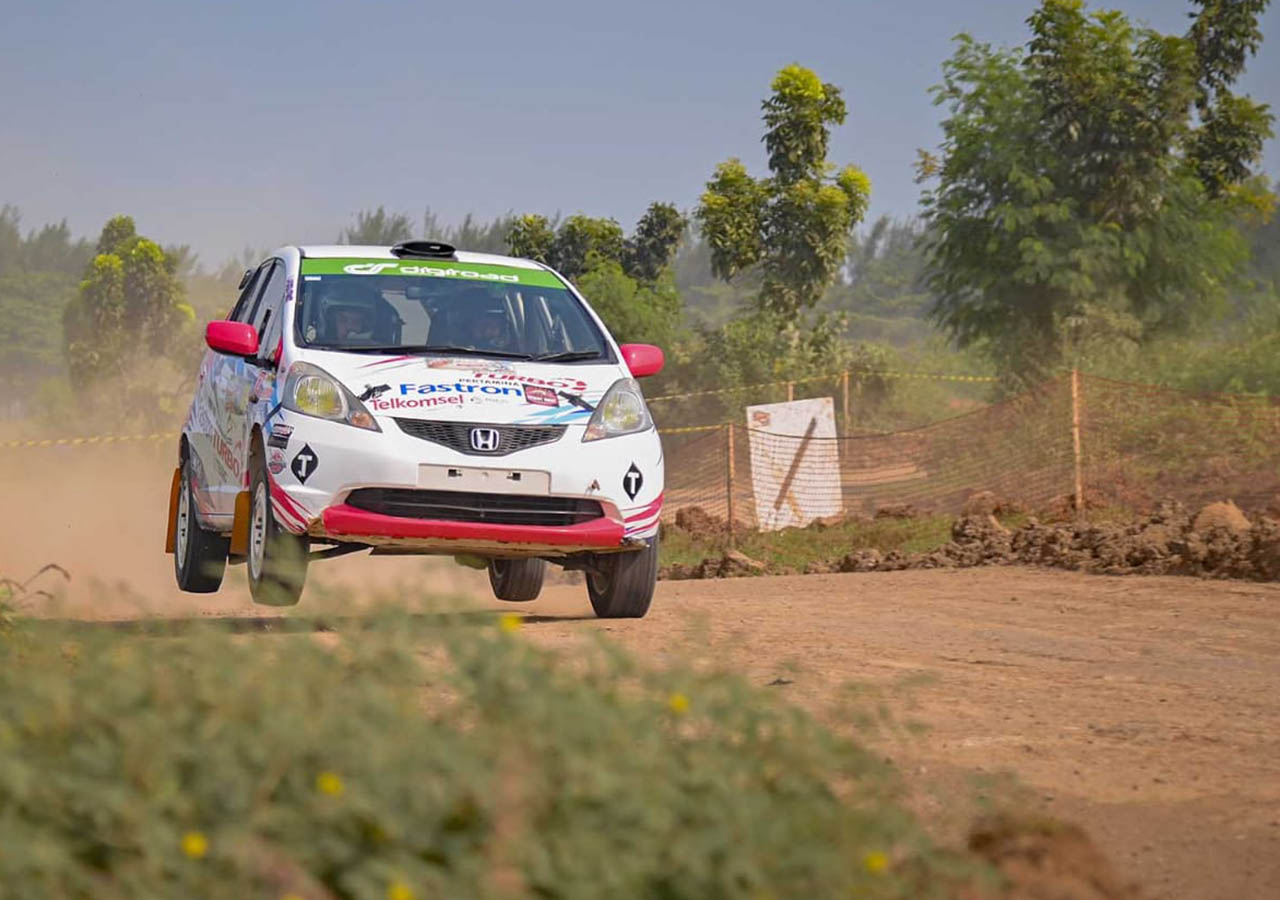 Diva Zahra, pereli wanita, mahasiswa S2 Fakultas Hukum UI, Kejurnas Sprint Rally, Putaran 3, POJ City Semarang, Sirkuit POJ City, Jawa Tengah, 31 Mei - 1 Juni 2025, shakedown, Special Stage (SS), Kelas F2, mesin 1301-1600cc, penggerak dua roda, performa mobil, spesifikasi kendaraan, lintasan gravel, tikungan twisty, permukaan tanah keras, permukaan pasir licin, jumping dan deep, trek lurus, kecepatan 150 km/jam, layout sirkuit, panjang 4,6 km, flow sirkuit, motivasi, target juara, optimisme, fokus dan konsentrasi, tantangan pereli, Pertamax Turbo, Fastron, Telkomsel, Digiroad, Enervon Active, Tekiro.