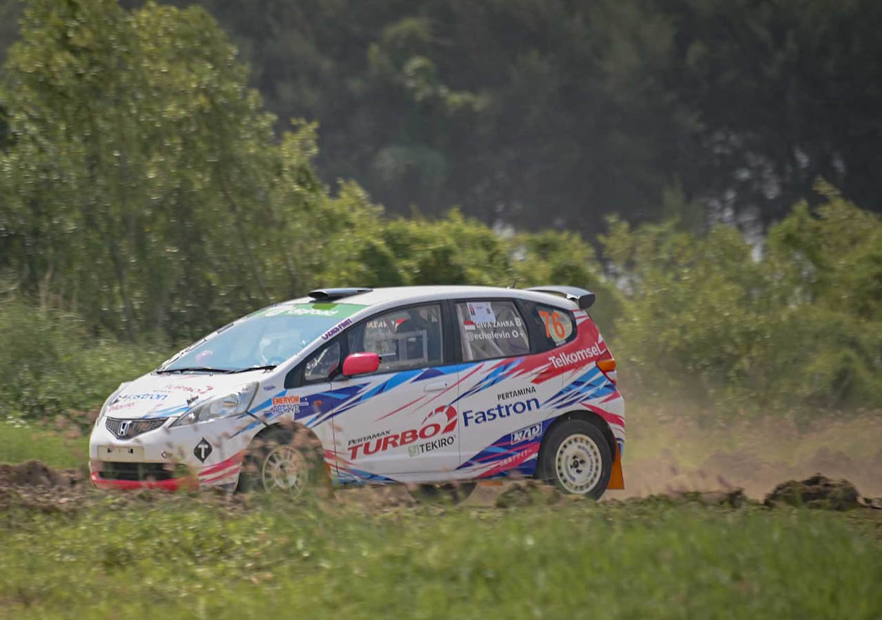 Diva Zahra, pereli wanita, mahasiswa S2 Fakultas Hukum UI, Kejurnas Sprint Rally, Putaran 3, POJ City Semarang, Sirkuit POJ City, Jawa Tengah, 31 Mei - 1 Juni 2025, shakedown, Special Stage (SS), Kelas F2, mesin 1301-1600cc, penggerak dua roda, performa mobil, spesifikasi kendaraan, lintasan gravel, tikungan twisty, permukaan tanah keras, permukaan pasir licin, jumping dan deep, trek lurus, kecepatan 150 km/jam, layout sirkuit, panjang 4,6 km, flow sirkuit, motivasi, target juara, optimisme, fokus dan konsentrasi, tantangan pereli, Pertamax Turbo, Fastron, Telkomsel, Digiroad, Enervon Active, Tekiro.