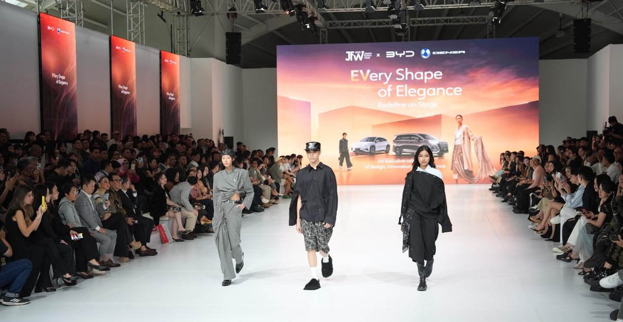 DENZA, BYD Indonesia, Jakarta Fashion Week, JFW 2026, Kendaraan Listrik Premium, DENZA D9, BYD Sealion 7, Fashion Collaboration, Elegance Reimagined, Gaya Hidup Berkelanjutan