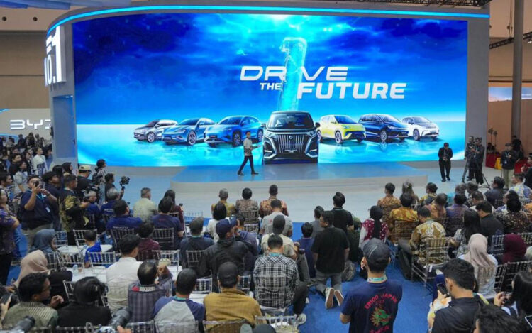 Denza Indonesia, Denza D9, Premium EV Indonesia, GJAW 2025, Future Luxury Mobility, BYD Indonesia, Premium MPV, Electric Vehicle Indonesia, Denza Booth, Denza Future Luxury