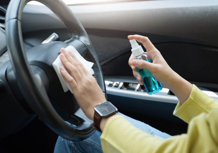 Tips menghilangkan bau tidak sedap di dalam kabin mobil dengan langkah sederhana seperti membersihkan interior, merawat AC, menggunakan penyerap bau alami.